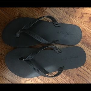 American eagle flip flops Sz 7
